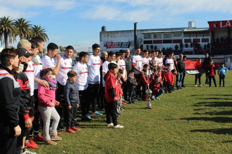 El plantel de Sporting recibe el trofeo "Salvador Pedro Cicchini"