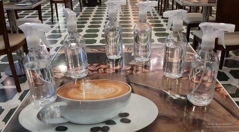 La confitería más antigua de la ciudad, ubicada en la calle Alvear, también se preparó para recibir a su habitual clientela.