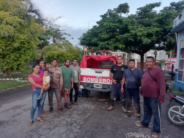 Personas varadas por la crecida del río Santa María