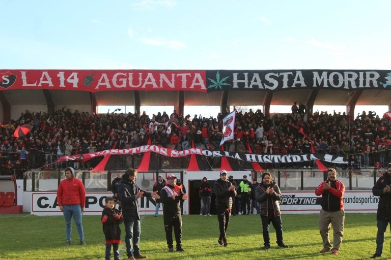 Los futbolistas camino al vestuario luego de obtener el pase a semifinales.