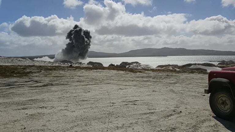 Destrucción de minas en Bahía Yoke.