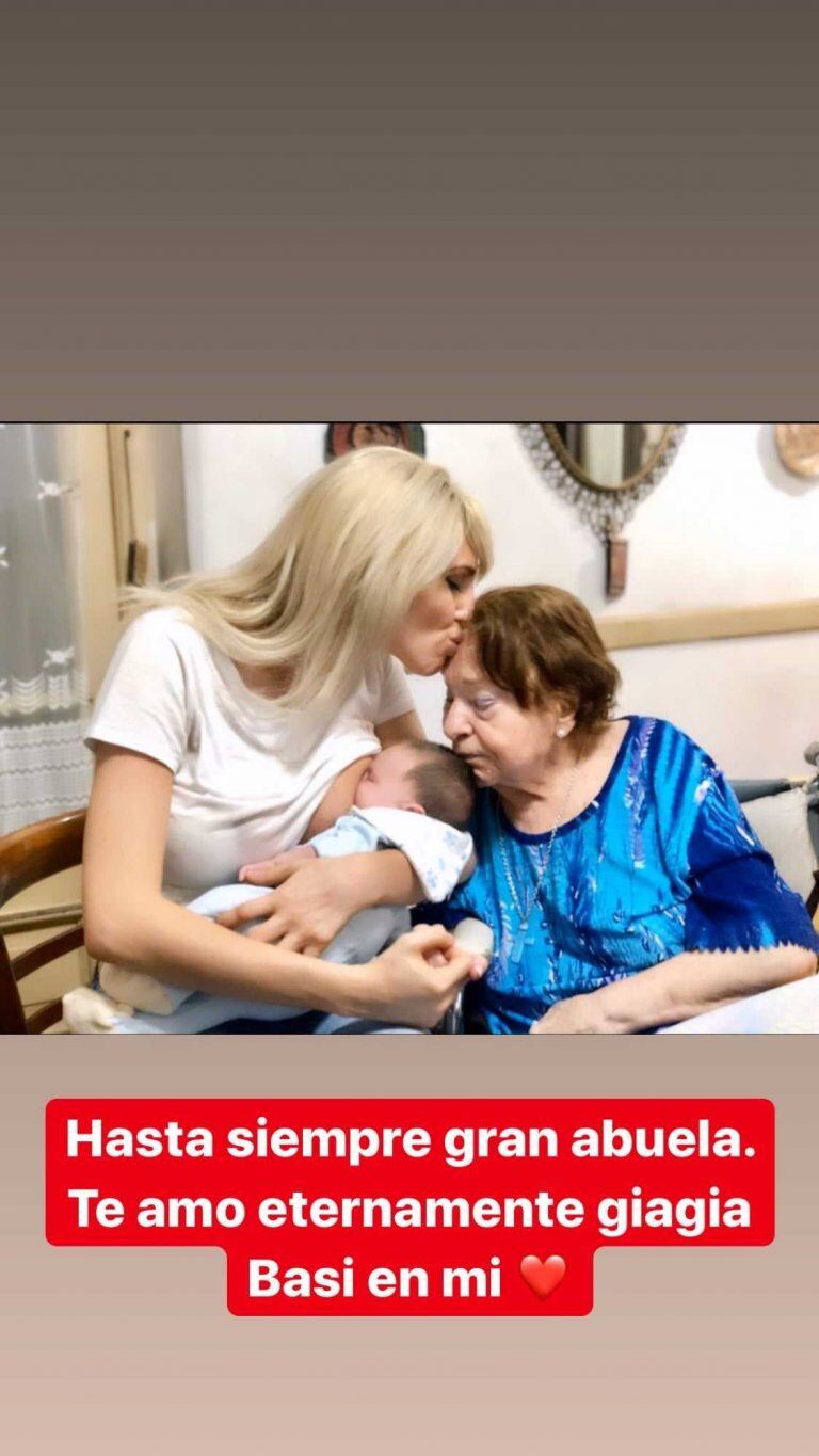 Vicky junta a su abuela y su hijo Salvador Uriel.