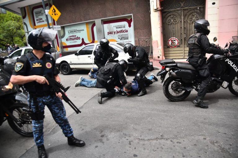 Al menos seis policías terminaron heridos y siete manifestantes detenidos. (Foto: Pedro Castillo)