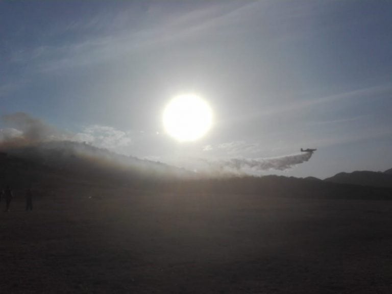 Aviones hidrantes y dos dotaciones de bomberos luchan contra las llamas, cercanas a zonas pobladas de La Calera.