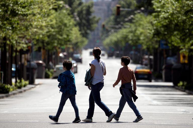 Una familia camina por la Diagonal de Barcelona este domingo, cuadragésimo tercer día de estado de alarma, cuando más de seis millones de niños de hasta 14 años han podido salir pro primera vez a la calle desde el inicio del confinamiento. (Foto: EFE/Alberto Estévez)