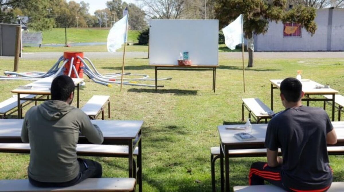 La Ciudad insiste con retomar las clases presenciales y propone hacerlo en plazas y polideportivos