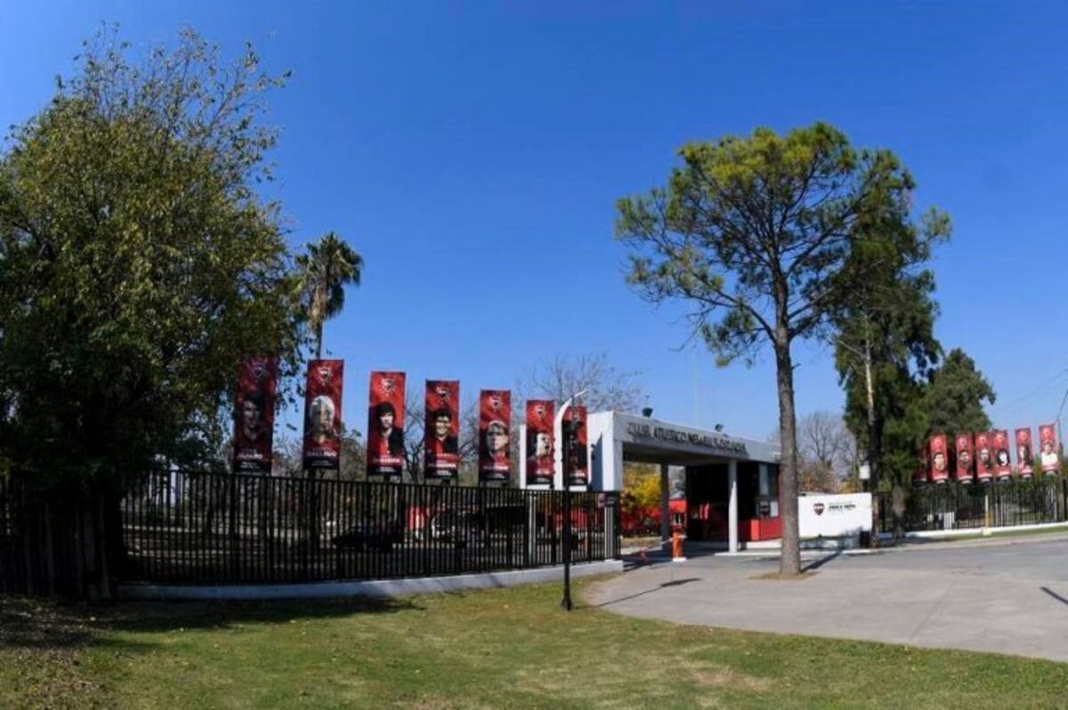 Colgaron pasacalles y pintaron amenazas a jugadores y directivos de Newell’s