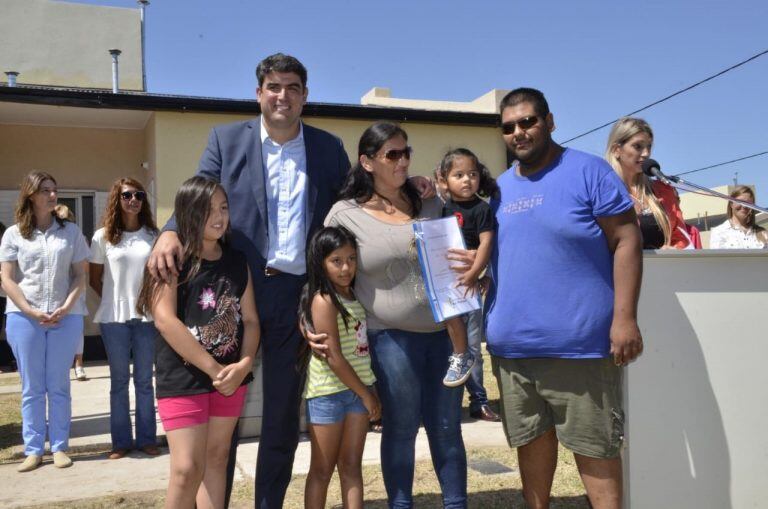 El ministro Bensusán en la entrega de viviendas (Gobierno de La Pampa)