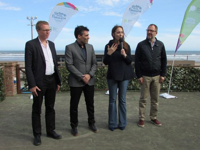 Vidal junto al Intendente municipal, Facundo López; el Presidente del ENTUR, Eduardo Otero; el Secretario General de la Gobernación, Fabián Perechodnik; el presidente del Banco Provincia, Juan Curutchet