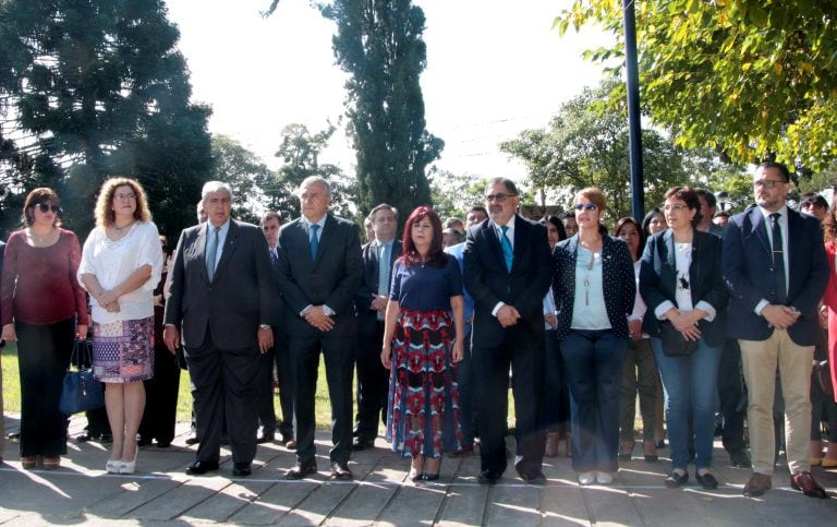 El vicegobernador Carlos Haquim, legisladores nacionales y provinciales, funcionarios del Poder Ejecutivo provincial y del municipio local, vocales del Superior Tribunal de Justicia y delegaciones escolares, dieron marco al acto.