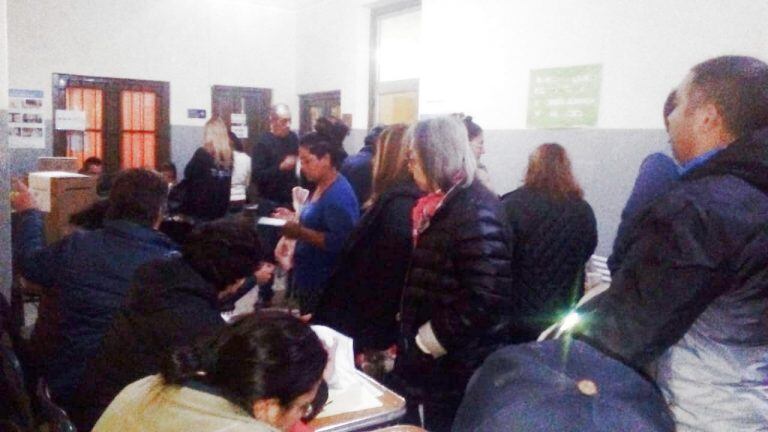 Mesa de votantes en escuela