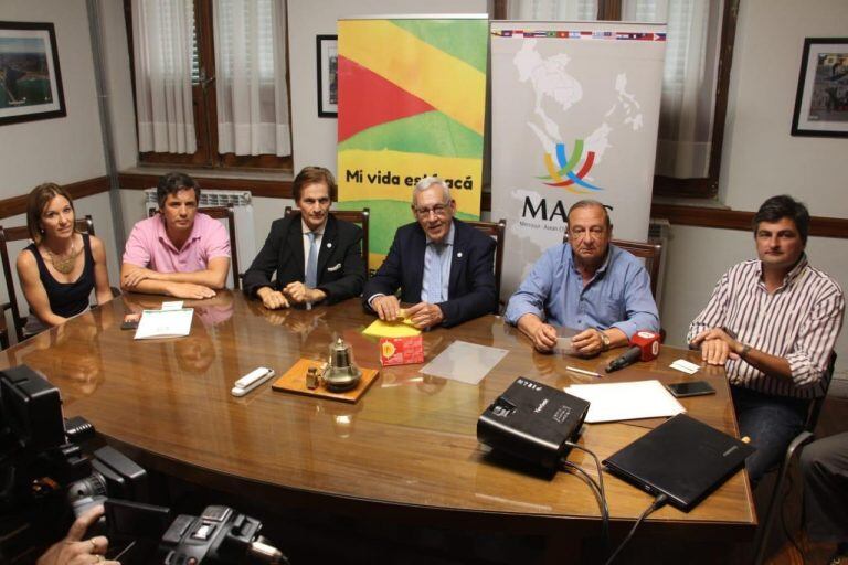 firma del Memorándum de Entendimiento entre la Cámara Económica de Tres Arroyos y la Mercosur ASEAN  Chamber of Commerce (MACC).