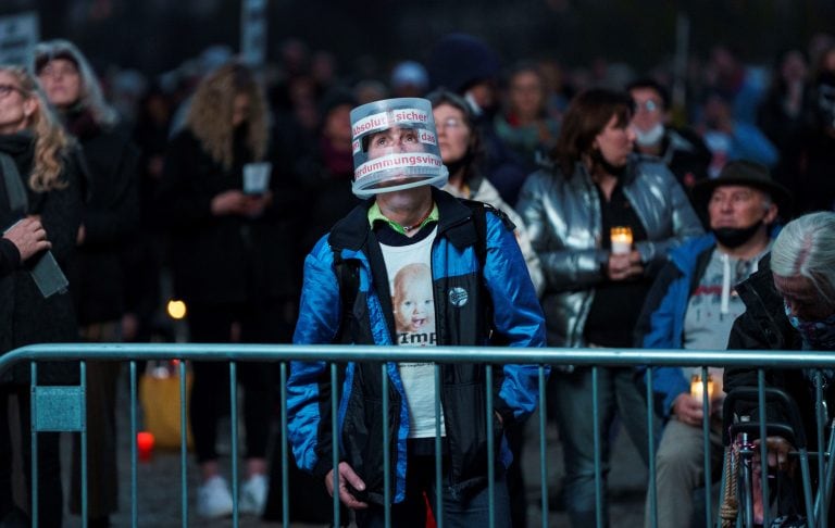 Manifestación en contra de las restricciones impuestas por el coronavirus, en Munich, Alemania (EFE/EPA/LUKAS BARTH-TUTTAS)