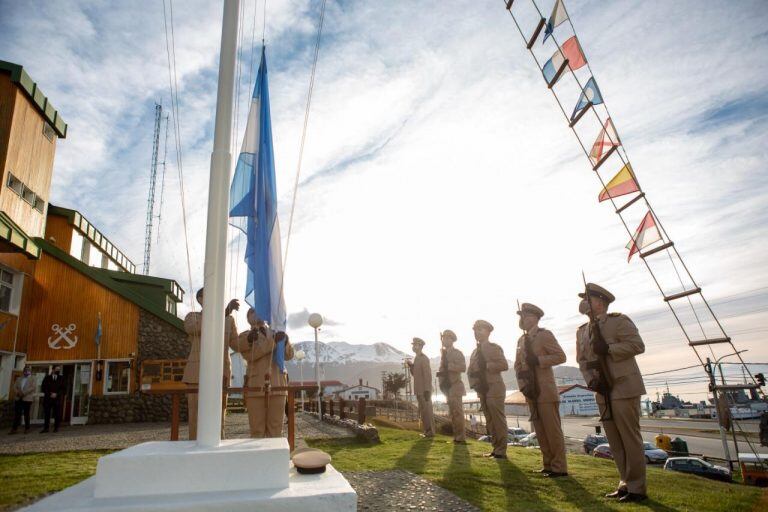 Izado del Pabellón Nacional - Acto aniversario 136º Ushuaia - Prefectura Naval.