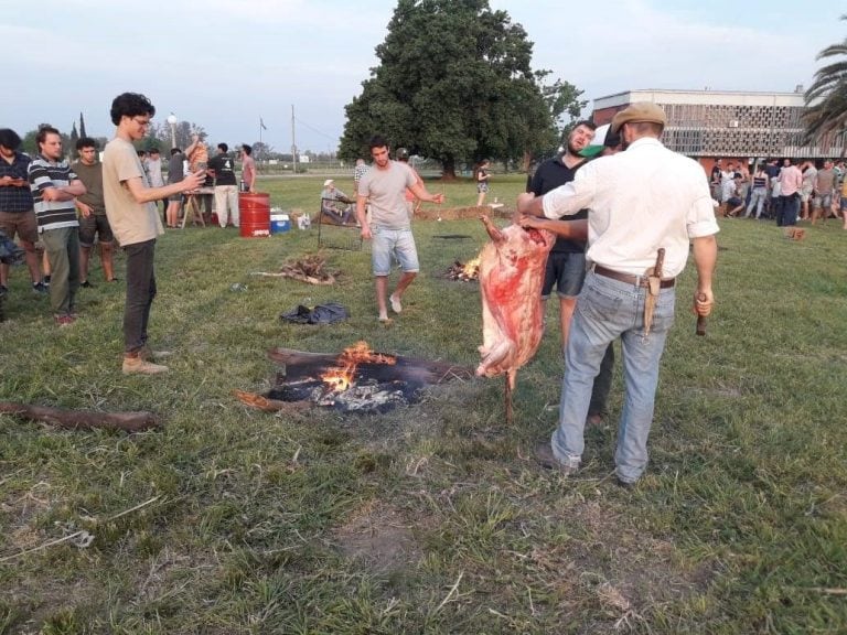 El asado, infaltable para terminar la jornada. (INTA Rafaela)