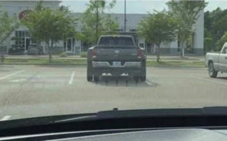 Encontró a su mecánico de compras con la camioneta que le había llevado a arreglar