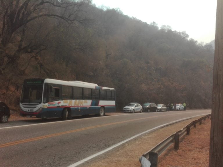 La Calera: Autoridades locales, policiales y un colectivo a la espera de los vecinos del Paraje de Casa Bamba.