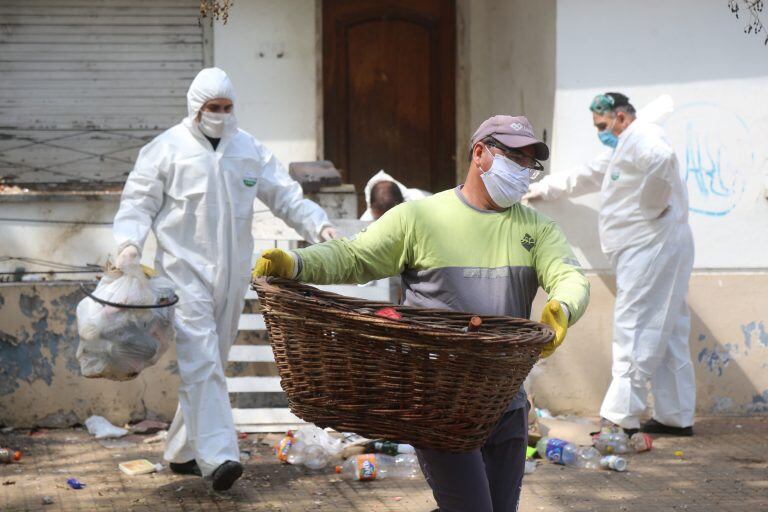 El Municipio realizó un operativo de limpieza y desratización en la casa de un acumulador en La Plata (Municipalidad de La Plata)