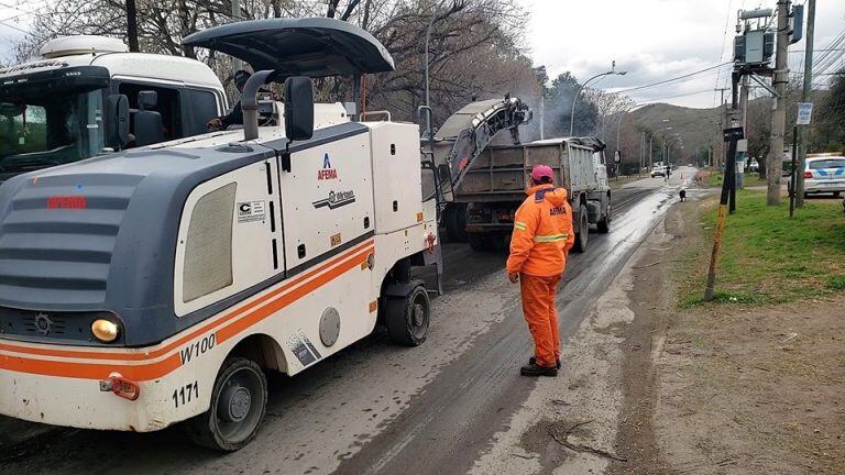 Maquinarias trabajando sobre la ruta E 64