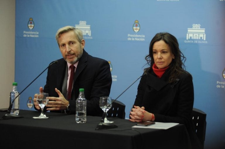 Rogelio Frigerio, ministro del Interior, y Carolina Stanley, ministra de Desarrollo Social, brindan una conferencia de prensa tras los anuncios económicos del presidente Mauricio Macri. (Federico López Claro)