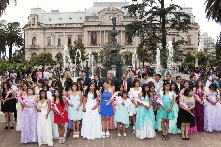 Adolescentes de todos los barrios capitalinos participan todos los años de "Sueños de Primavera", el festejo de su cumpleaños de 15 ofrecido por la Municipalidad capitalina.