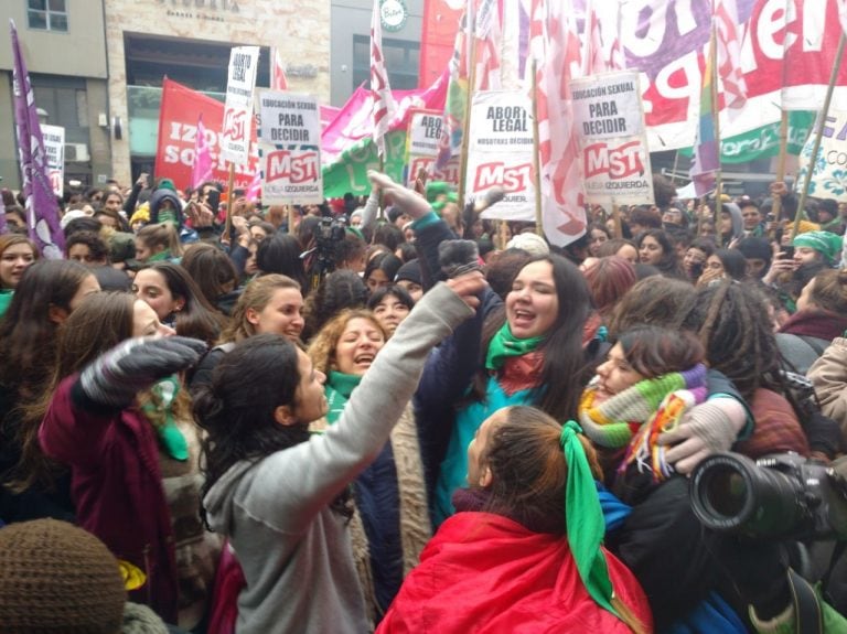 Se desataron los festejos en Córdoba tras la aprobación de la ley de despenalización del aborto.