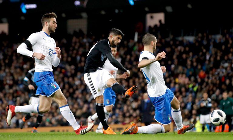 Ever Banega convirtió el primero ante Italia. Foto: DPA.