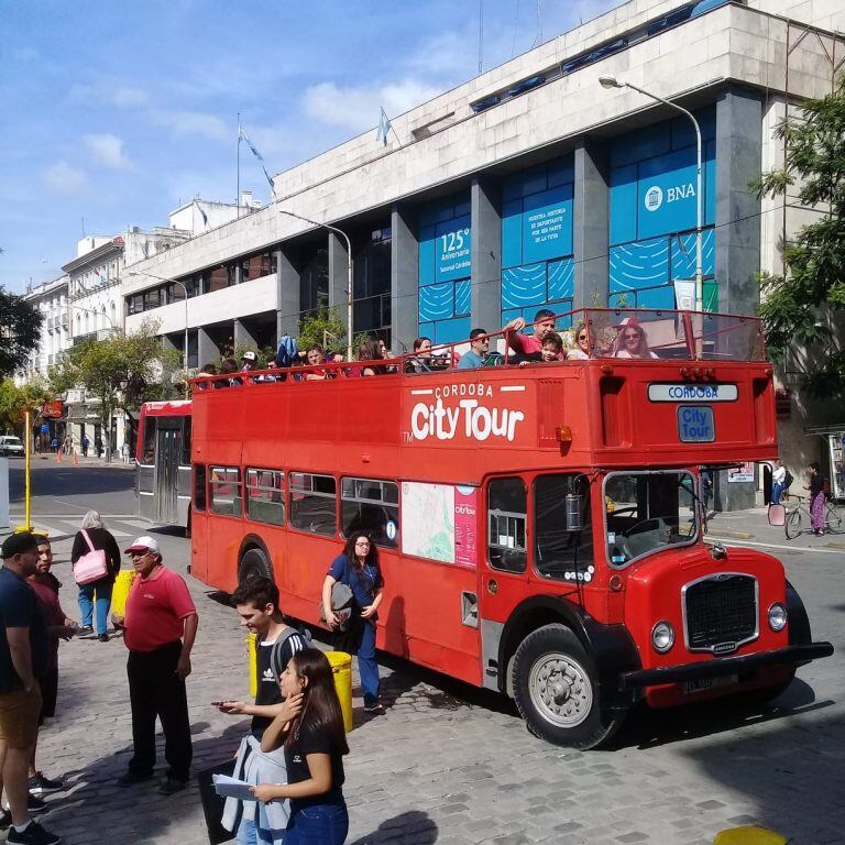 El Córdoba City Tour y su tradicional colectivo inglés que es un ícono en Córdoba.