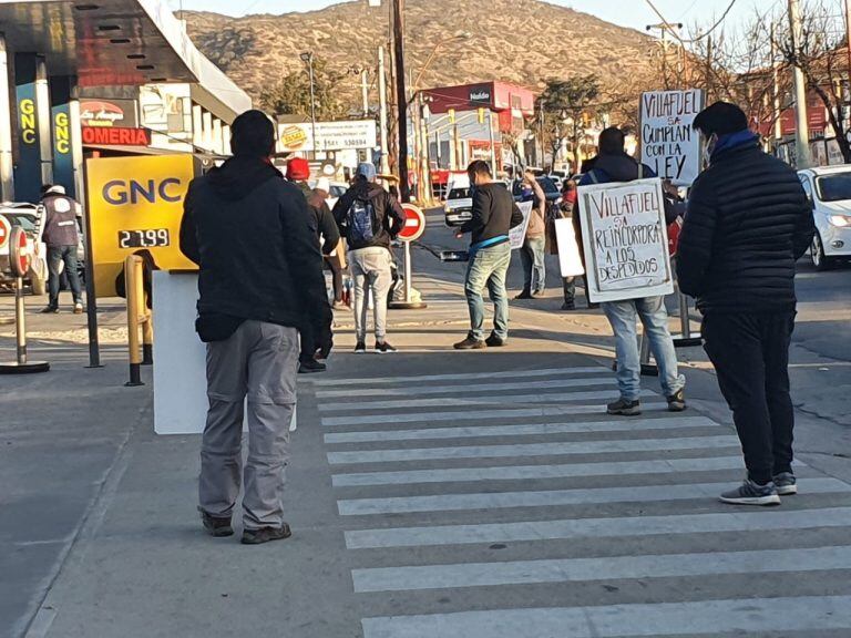 Empleados de la estación YPF manifestando.