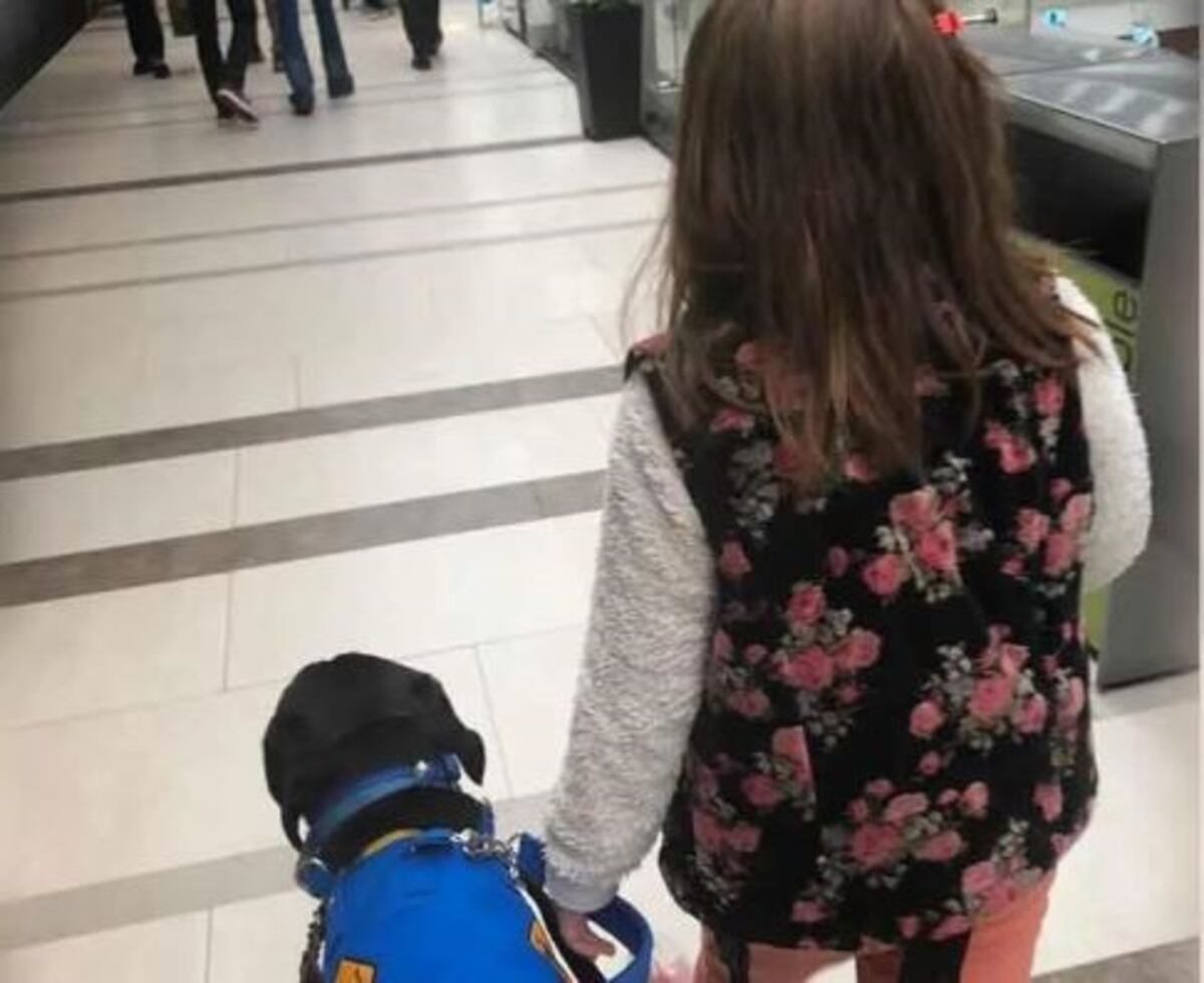 Echaron de un restaurante a una nena de ocho años por entrar con su perro de asistencia