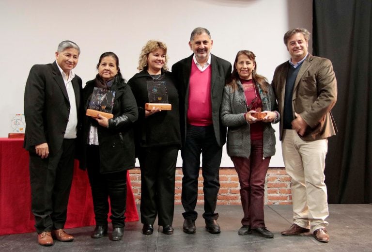 El secretario de Desarrollo Humano de la Municipalidad, José Luis Sánchez; el intendente Jorge y el secretario de Gobierno, Gastón Millón, entregaron algunas de las distinciones.