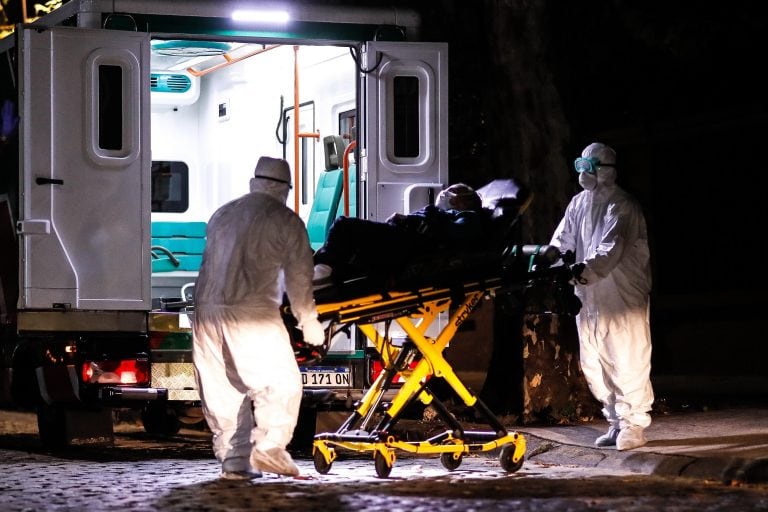 Personal médico traslada a un anciano que dio positivo por coronavirus en un hogar de ancianos de Belgrano (Foto: Juan Ignacio Roncoroni/EFE)