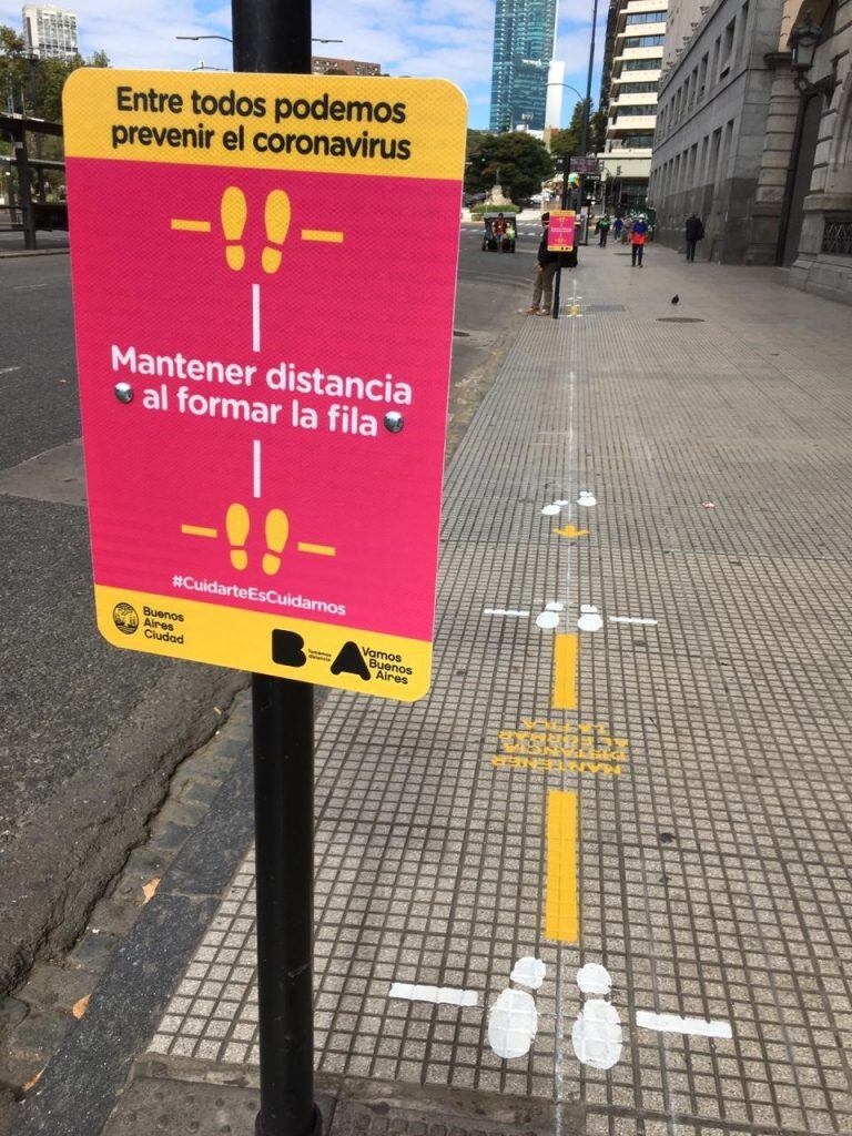 La Ciudad intervino lugares de espera de transporte público para promover el distanciamiento social (BuenosAiresCiudad)