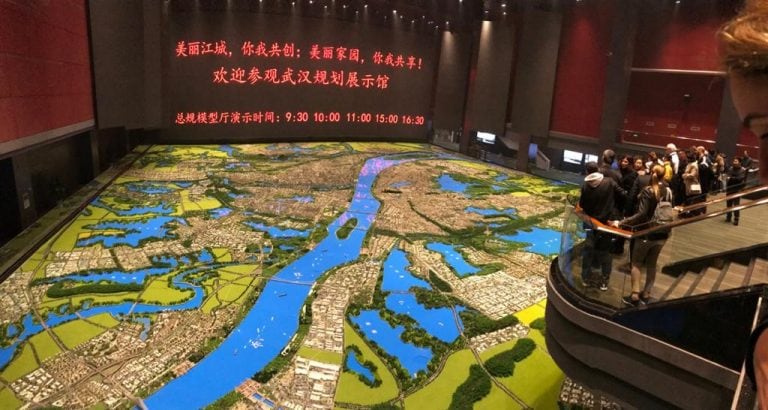 Maquetas de Wuhan ubicadas en en el edificio de la municipalidad. La ciudad, donde se originó el virus, cuenta con 11 millones de personas. (Cortesía María Jose Haro Sly)