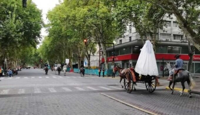 La imagen de la Virgen de La Carrodilla recorrió las calles de Mendoza casi en completa soledad.