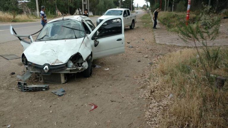 El vehículo impactó contra un montículo de tierra