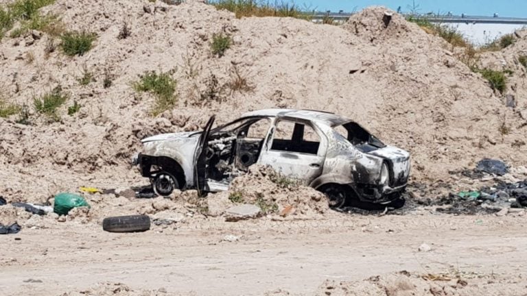 Hallan un cuerpo calcinado en un auto en un descampado