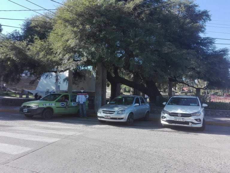 Saldán: los remises se alternan para trabajar.