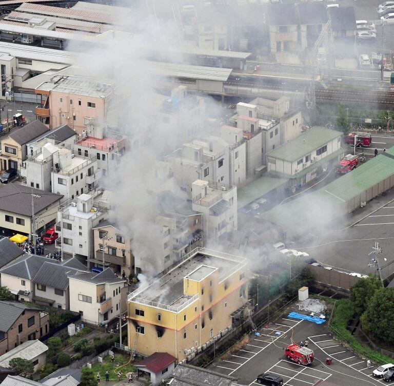 Unas 70 personas estaban en el edificio de tres pisos al momento del incendio (AP)