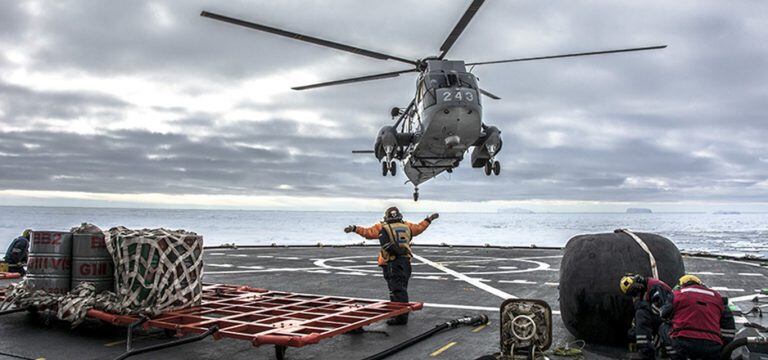 Antártida - operaciones de la Armada Rompehielos "Almirante Irizar" con helicóptero Sea King