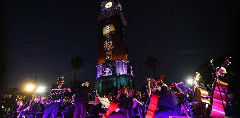 La Orquesta Sinfónica frente a la Torre Monumental de Retiro (Foto: Fernando de la Orden)