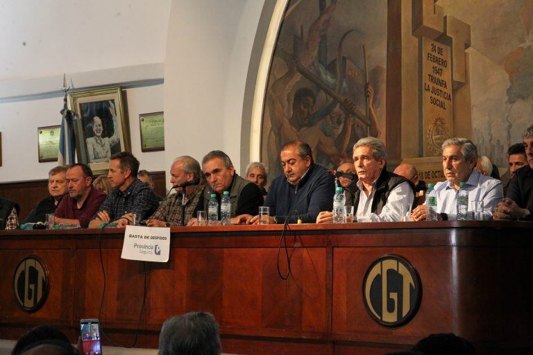 BAS03. BUENOS AIRES (CUBA), 25/09/2018.- Diversos miembros del triunvirato de la Confederación General del Trabajo (CGT), principal central sindical argentina, participan en una rueda de prensa hoy, martes 25 de septiembre de 2018, en Buenos Aires (Argentina). EFE/María Paulina Rodríguez