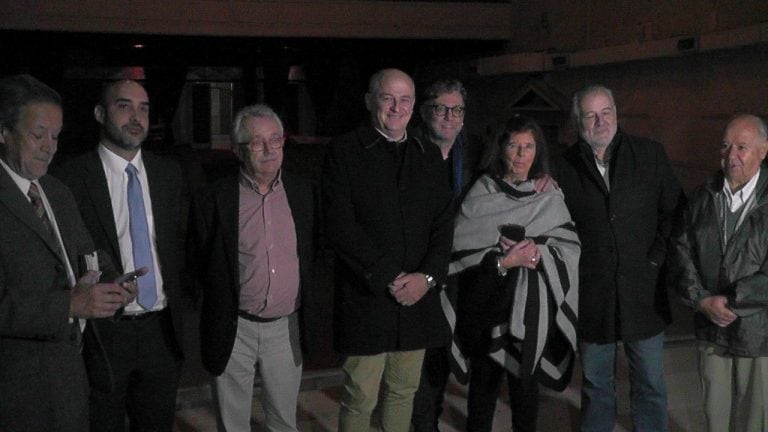 Directivos de la Asociación Española, junto a Castro Navas, el intendente Mariano Uset, el director de Cultura Gustavo Bouscayrol y el secretario de Obras Ignacio Torrontegui