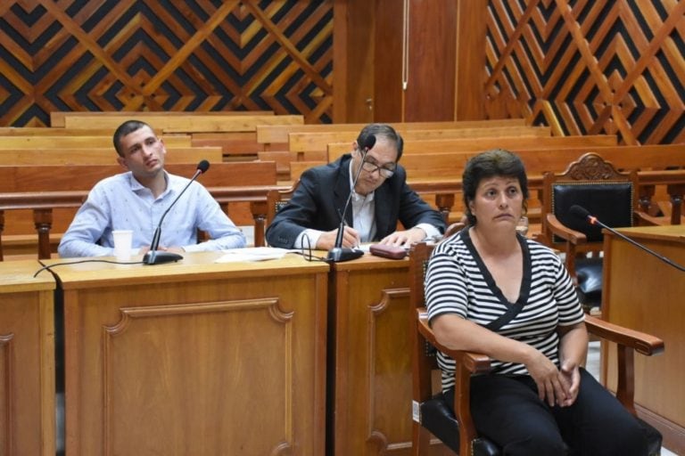 Madre e hijo. Ella dijo que el acusado sufre adicción, y que intentó varias veces que se rehabilitara. Foto: El Diario de la República.