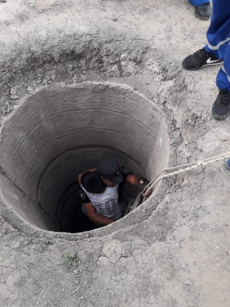 Rescataron a un niño que cayó en un pozo ciego