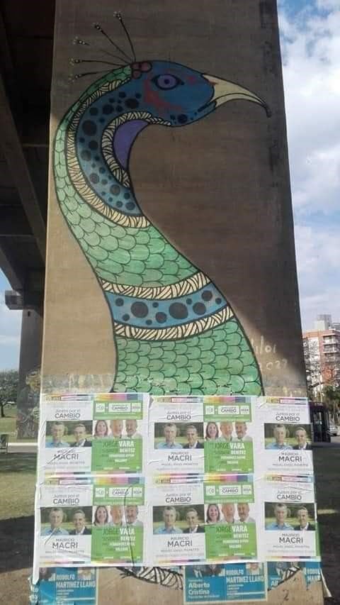 Arruinan murales correntinos con afiches partidarios