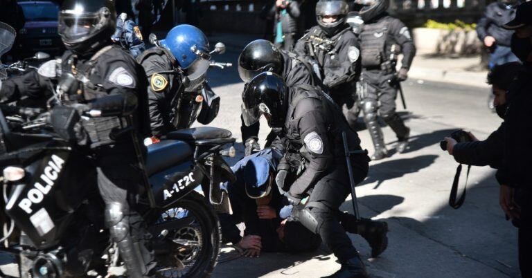 Corridas, disturbios y disparos en la protesta de UTA Córdoba.