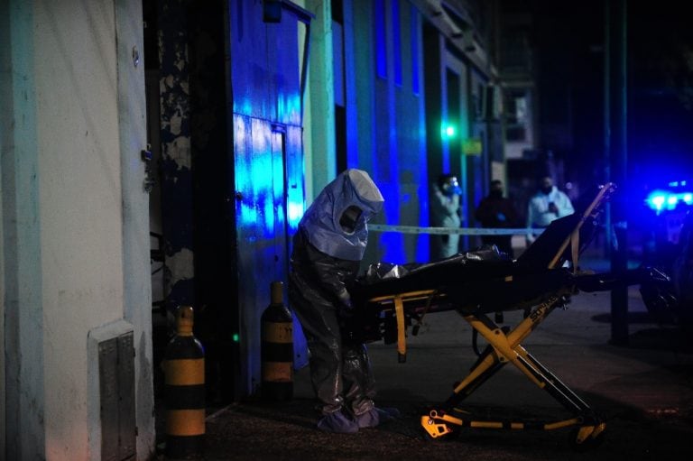 Desalojan a adultos mayores en el geriátrico del Hospital Israelita Cuarentena / Coronavirus Covid 19 Argentina Barbijos (Foto: Clarín)