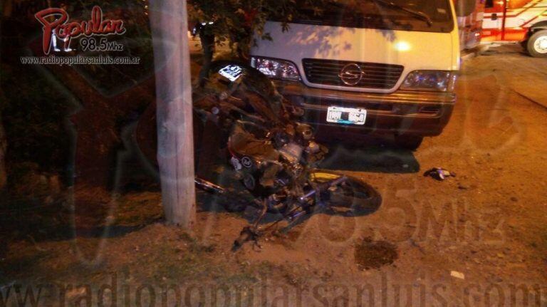 Las motos pasaron en rojo y la camioneta, que tenía semaforo en verde, los impactó.