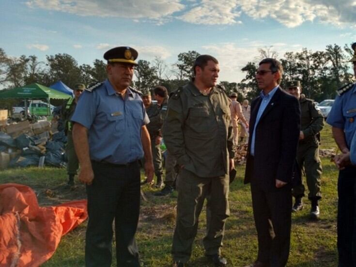 El Jefe de la Policía de Corrientes (izquierda), Félix Barboza junto al Ministro de Seguridad de la provincia (Izquierda),  Juan José López Desimoni.